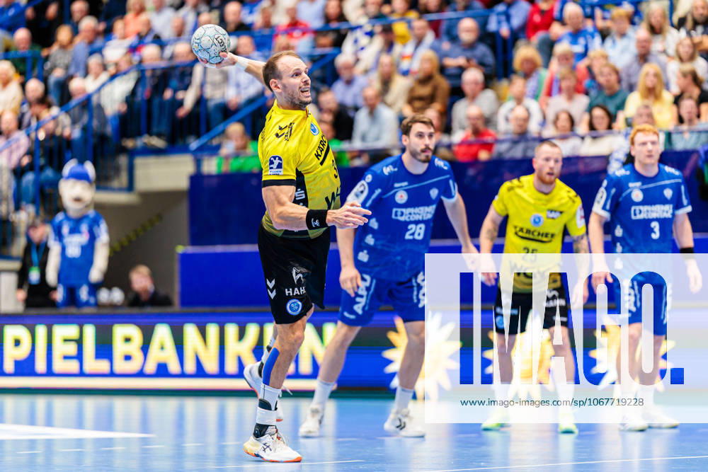 Kai Haefner TVB Stuttgart, 34 on seven-meter 7-meter throw GER, TBV Lemgo Lippe vs TVB Stuttgart, Handball, 1 Bundesliga, Matchday 8, Season 2025 2026, 12 10 2025 GER, TBV Lemgo Lippe vs TVB Stuttgart, Handball, 1 Bundesliga, Matchday 8, Season 2025 2026, 12 10 2025 Lemgo