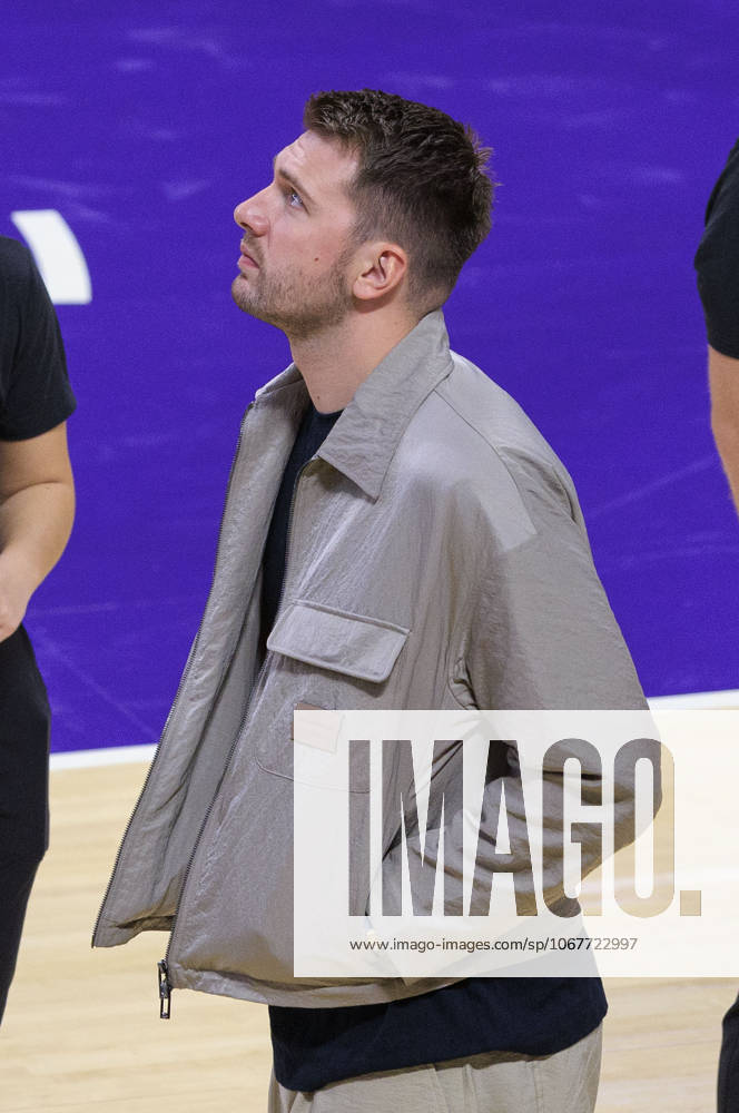 Luka Doncic 77 of the Los Angeles Lakers looks on from the sidelines during their preseason NBA, Basketball Herren, USA game against the Golden State Warriors on Sunday October 12, 2025 at Crypto.com Arena in Los Angeles, California. Lakers defeat Warriors, 126-116. JAVIER ROJAS PI Los Angeles USA - ZUMAp124 20251012_zaa_p124_137