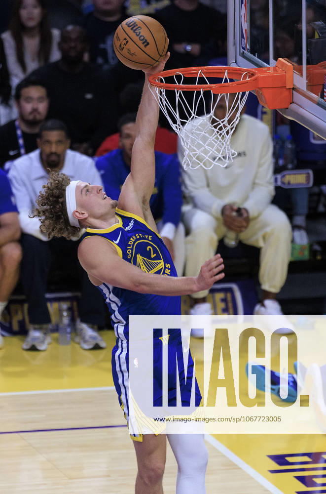 Brandin Podziemski 2 of the Golden State Warriors puts up a layup during their preseason NBA, Basketball Herren, USA game against the Los Angeles Lakers on Sunday October 12, 2025 at Crypto.com Arena in Los Angeles, California. Lakers defeat Warriors, 126-116. JAVIER ROJAS PI Los Angeles USA - ZUMAp124 20251012_zaa_p124_145