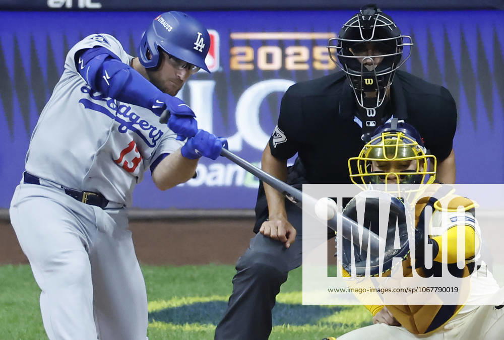 Los Angeles Dodgers Max Muncy (13) hits a solo home run in the sixth inning against the Milwaukee Brewers during game two of the MLB, Baseball Herren, USA National League Championship Series at American Family Field in Milwaukee, Wisconsin, on Tuesday, October 14, 2025. MIL20251014719 TANNENxMAURY