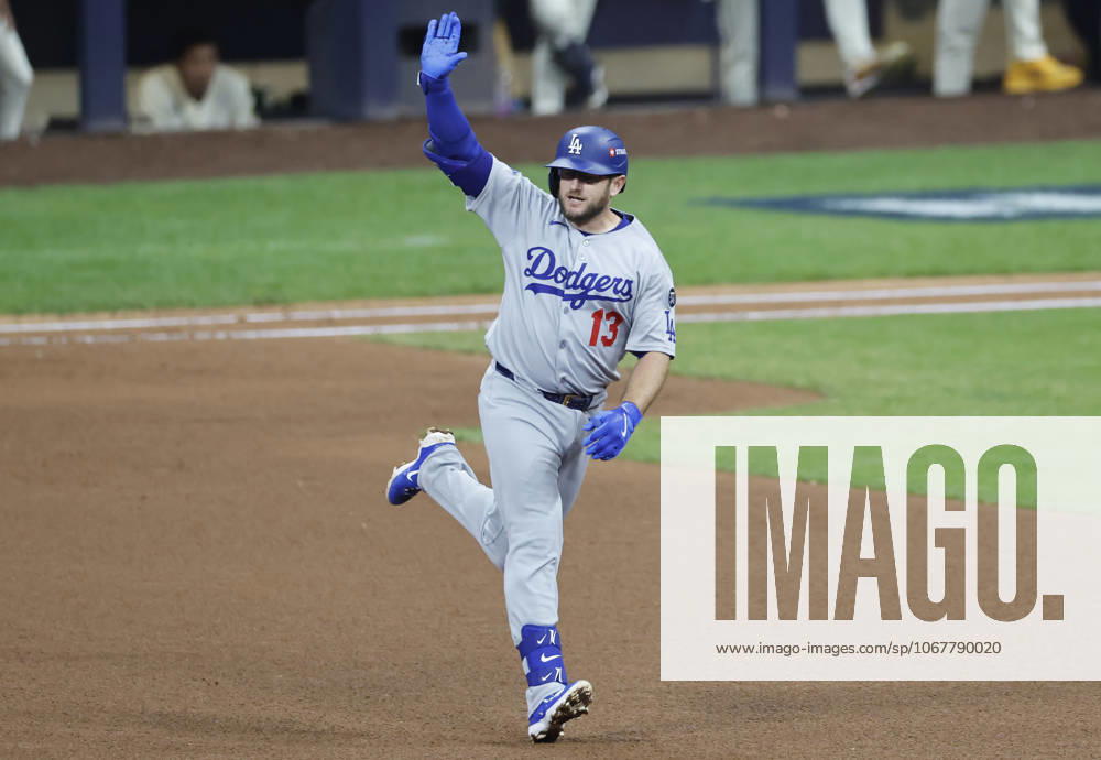 Los Angeles Dodgers Max Muncy (13) runs the bases after hitting a solo home run in the sixth inning against the Milwaukee Brewers during game two of the MLB, Baseball Herren, USA National League Championship Series at American Family Field in Milwaukee, Wisconsin, on Tuesday, October 14, 2025. MIL20251014720 TANNENxMAURY