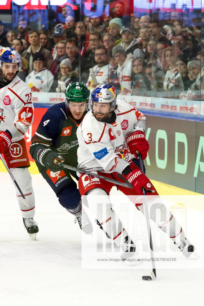 Ice hockey, Eishockey - CHL, EC RBS vs Berlin SALZBURG,AUSTRIA,15.OCT.25 - ICE HOCKEY - CHL, Champions Hockey League, group stage, EC Red Bull Salzburg vs Eisbaeren Berlin. Image shows Peter Schneider (EC RBS) and Adam Smith (Berlin). GEPAxpictures xMathiasxMandl