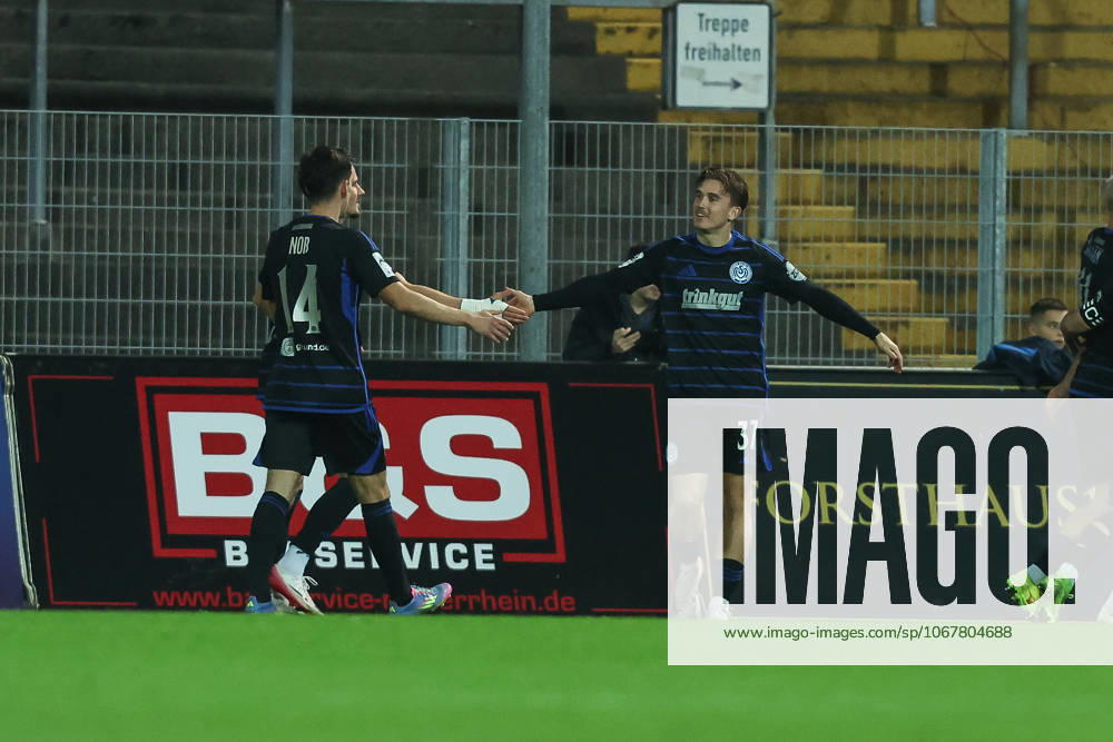 Sport, Football, FVN Niederrheinpokal Season 2025 2026 Round of 16 KFC Uerdingen MSV Duisburg 15 10 2025, Grotenburg Stadium Goal celebration MSV Duisburg after the goal to 3 0 the players are happy Krefeld Grotenburg Stadium North Rhine-Westphalia Germany