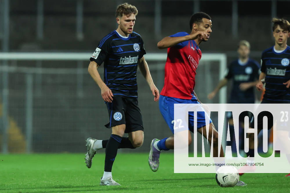 Sport, Football, FVN Niederrheinpokal Season 2025 2026 Round of 16 KFC Uerdingen MSV Duisburg 15 10 2025, Grotenburg Stadion Steffen Meuer MSV Duisburg, 18 k22 Zweikampf Krefeld Grotenburg Stadion Nordrhein Westfalen Germany