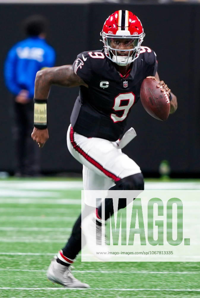 Atlanta Falcons quarterback Michael Penix Jr runs with the ball during the game against the Buffalo Bills at Mercedes-Benz Stadium Atlanta USA - ZUMAw109 20251013_fap_w109_024