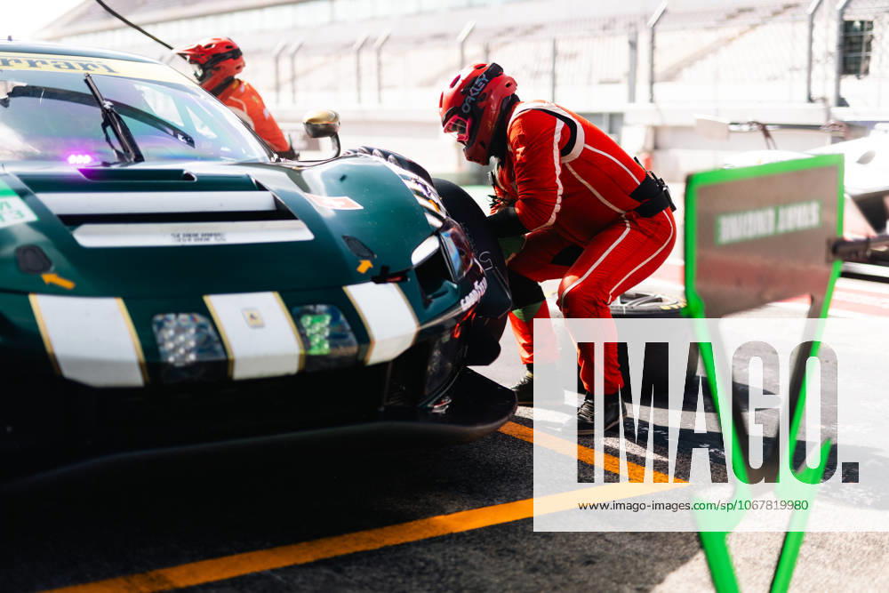 AUTO - ELMS - 4 HOURS OF PORTIMAO 2025 55 CAMERON Duncan (gbr), GRIFFIN Matt (irl), PEREL David (zaf), Spirit of Race, Ferrari 296 GT3, LMGT3, mecaniciens, mechanics pitlane, during the 4 Hours of Portimao, 6th round of the 2025 European Le Mans Series on the Autodromo Internacional do Algarve from October 16 to 18, 2025 in Portimao, Portugal -