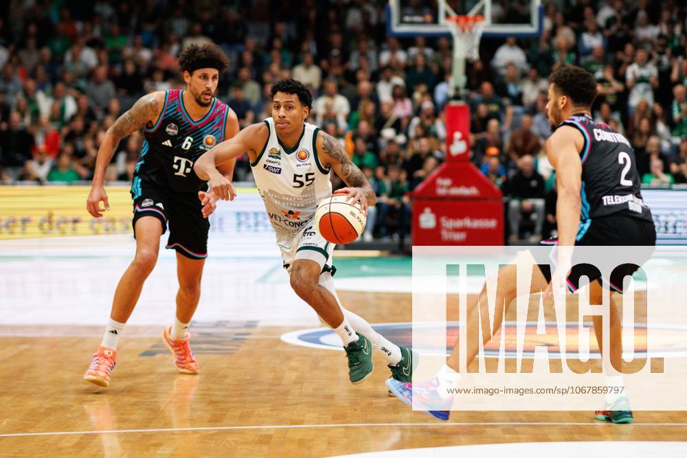 Eli Brooks Gladiators Trier in a duel with Michael Kessens Telekom Baskets Bonn and Alijah Comithier Telekom Baskets Bonn , Vet Concept Gladiators Trier vs Telekom Baskets Bonn, Basketball, BBL Pokal, Round of 16, Season 2025 2026, 17 10 2025 Vet Concept Gladiators Trier vs Telekom Baskets Bonn, Basketball, BBL Pokal, Round of 16, Season 2025 2026