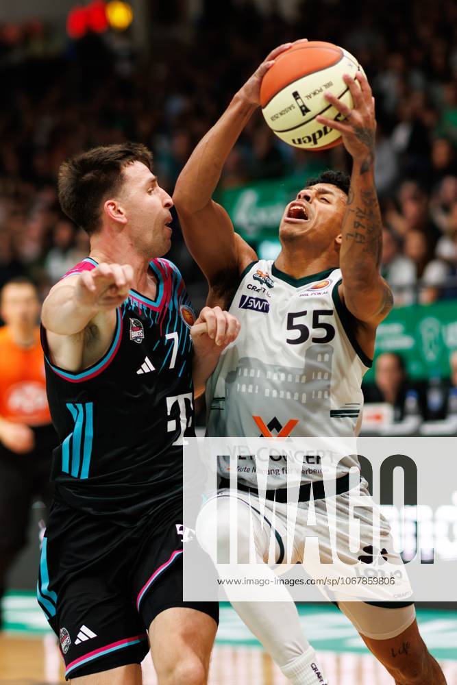 Eli Brooks Gladiators Trier in a duel with Grayson Murphy Telekom Baskets Bonn , Vet Concept Gladiators Trier vs Telekom Baskets Bonn, Basketball, BBL Cup, Round of 16, Season 2025 2026, 17 10 2025 Vet Concept Gladiators Trier vs Telekom Baskets Bonn, Basketball, BBL Cup, Round of 16, Season 2025 2026