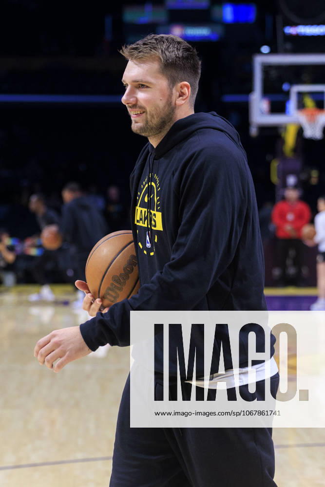Luka Doncic 77 of the Los Angeles Lakers warms up prior to their preseason NBA, Basketball Herren, USA game against against the Sacramento Kings on Friday October 17, 2025 at Crypto.com Arena in Los Angeles, California. ARIANA RUIZ PI Los Angeles USA - ZUMAp124 20251017_zaa_p124_011