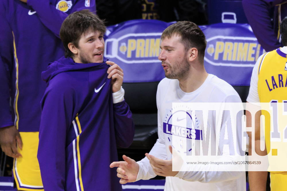 Austin Reaves 15 and Luka Doncic 77 of the Los Angeles Lakers have a conversation during a time out during their preseason NBA, Basketball Herren, USA game against the Sacramento Kings on Friday October 17, 2025 at Crypto.com Arena in Los Angeles, California. Lakers lose to Kings, 116-117. ARIANA RUIZ PI Los Angeles USA - ZUMAp124 20251017_zaa_p124_087