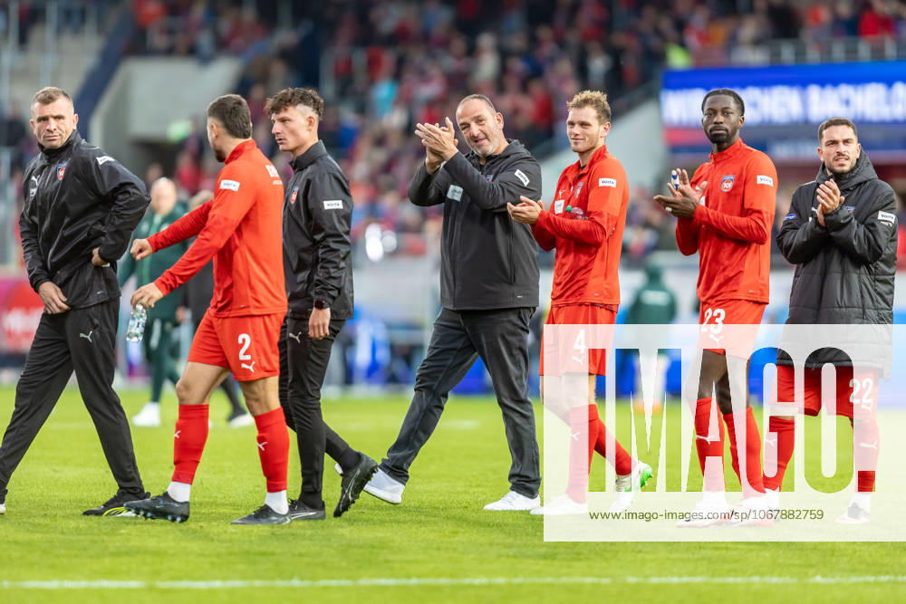 Frank Schmidt FC Heidenheim, head coach is happy with his team about the point after the game Tim Siersleben FC Heidenheim, 04 Omar Haktab Traore FC Heidenheim, 23 Arijon Ibrahimovic FC Heidenheim, 22 applaud, GER, 1 FC Heidenheim vs Werder Bremen, Football, Bundesliga, 07 Spieltag, Spielzeit 2025 2026, 18 10 2025, DFL DFB REGULATIONS PROHIBIT ANY USE OF PHOTOGRAPHS AS IMAGE SEQUENCES AND OR QUASI VIDEO, GER, 1 FC Heidenheim vs Werder Bremen, Football, Bundesliga, 07 Spieltag, Spielzeit 2025 2026, 18 10 2025 Heidenheim