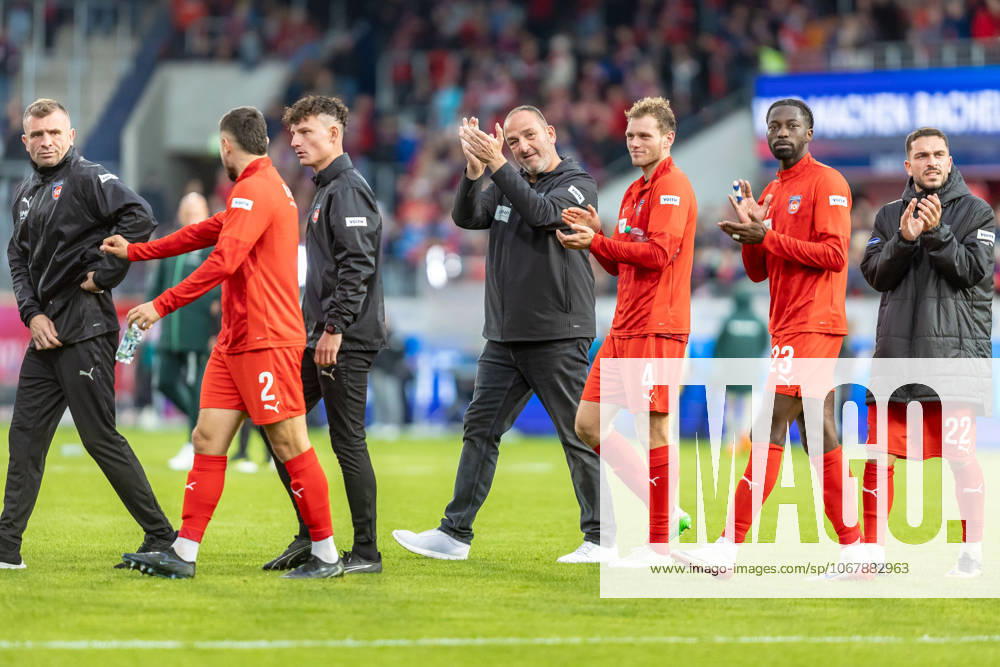 Frank Schmidt FC Heidenheim, head coach is happy with his team about the point after the game Tim Siersleben FC Heidenheim, 04 Omar Haktab Traore FC Heidenheim, 23 Arijon Ibrahimovic FC Heidenheim, 22 applaud, GER, 1 FC Heidenheim vs Werder Bremen, Football, Bundesliga, 07 Matchday, Season 2025 2026, 18 10 2025, DFL DFB REGULATIONS PROHIBIT ANY USE OF PHOTOGRAPHS AS IMAGE SEQUENCES AND OR QUASI VIDEO, GER, 1 FC Heidenheim vs Werder Bremen, Football, Bundesliga, 07 Matchday, Season 2025 2026, 18 10 2025 Heidenheim