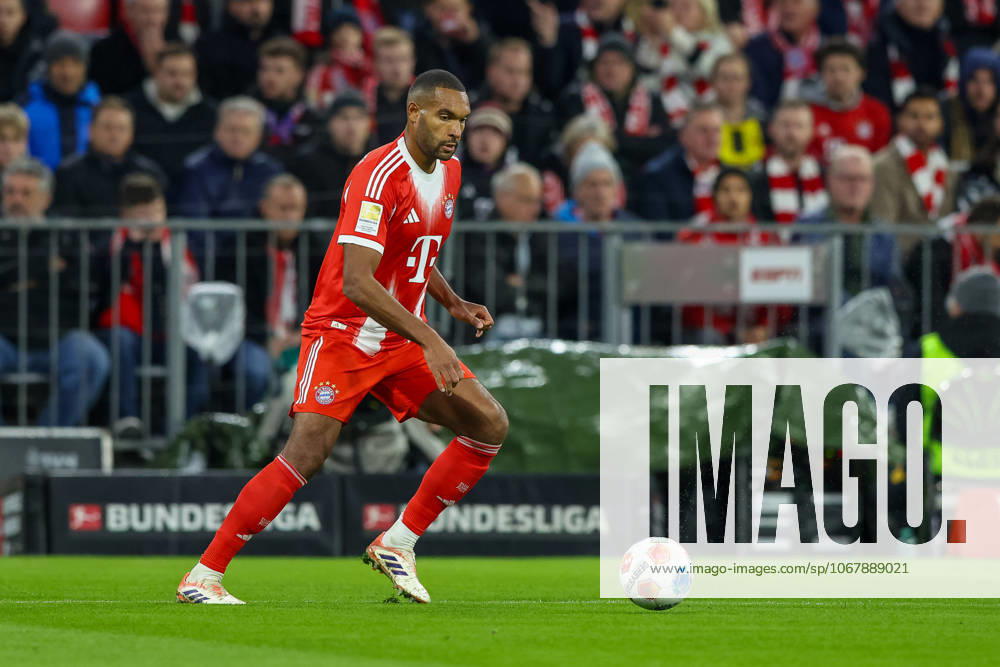 Jonathan Tah FC Bayern Muenchen, 04 with ball, GER, FC Bayern Muenchen vs Borussia Dortmund, Football, Bundesliga, Matchday 7, Season 2025 2026, 18 10 2025, , GER, FC Bayern Muenchen vs Borussia Dortmund, Football, Bundesliga, Matchday 7, Season 2025 2026, 18 10 2025 Muenchen