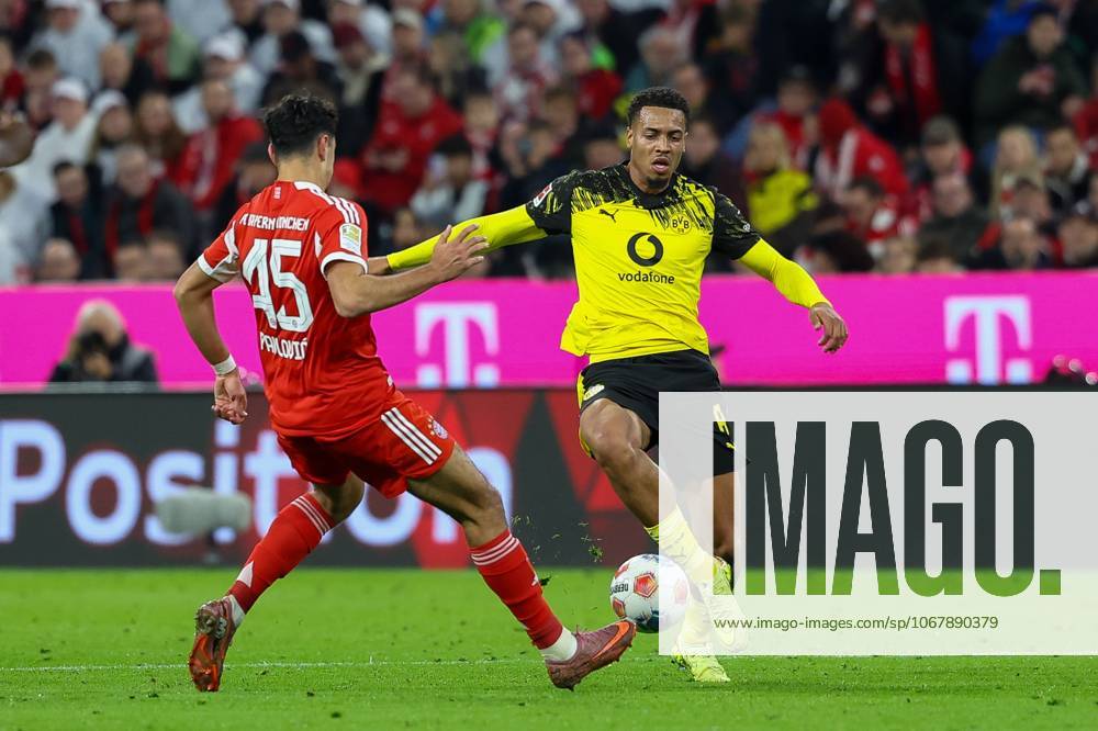 In duel, action, with Alexandar Pavlovic 45 FC Bayern Muenchen , Felix Nmecha d8 Borussia Dortmund , FC Bayern Muenchen vs Borussia Dortmund, Football, 1 Bundesliga, 7 Matchday, 18 10 2025 DFB regulations prohibit any use of photographs as image sequences and or quasi video Muenchen Bayern Germany