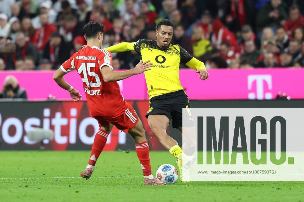 In duel, action, with Alexandar Pavlovic 45 FC Bayern Muenchen , Felix Nmecha d8 Borussia Dortmund , FC Bayern Muenchen vs Borussia Dortmund, Football, 1 Bundesliga, 7 Matchday, 18 10 2025 DFB regulations prohibit any use of photographs as image sequences and or quasi video Muenchen Bayern Germany