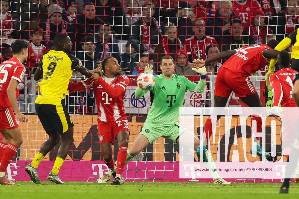 Goalkeeper action by Manuel Neuer 1 FC Bayern Muenchen , FC Bayern Muenchen vs Borussia Dortmund, Soccer, 1 Bundesliga, 7 Matchday, 18 10 2025 DFB regulations prohibit any use of photographs as image sequences and or quasi video Muenchen Bayern Germany