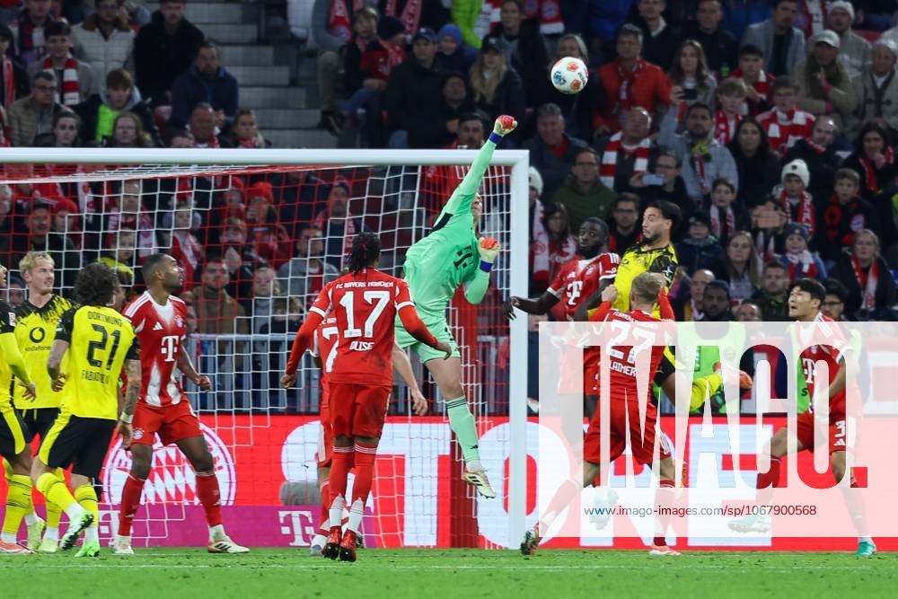 Goalkeeper action by Manuel Neuer 1 FC Bayern Muenchen , FC Bayern Muenchen vs Borussia Dortmund, Soccer, 1 Bundesliga, 7 Matchday, 18 10 2025 DFB regulations prohibit any use of photographs as image sequences and or quasi video Muenchen Bayern Germany