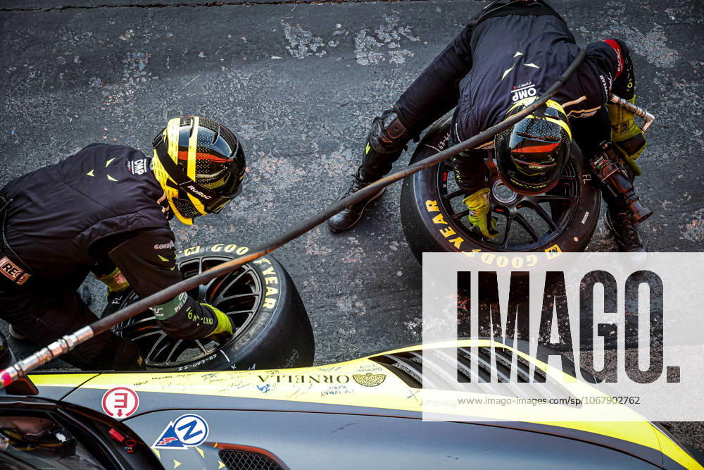 AUTO - ELMS - 4 HOURS OF PORTIMAO 2025 63 BERRY Martin (sgp), HANAFIN Lorcan (gbr), SCHILLER Fabian (gbr), Iron Lynx, Mercedes-AMG GT3 Evo, LMGT3, portrait Drivers changing, changement de pneus, tires change pneus, tyres, tyre, refuelling, arret aux stands, pit stop during the 4 Hours of Portimao, 6th round of the 2025 European Le Mans Series on the Autodromo Internacional do Algarve from October 16 to 18, 2025 in Portimao, Portugal - PortimaoPortugal