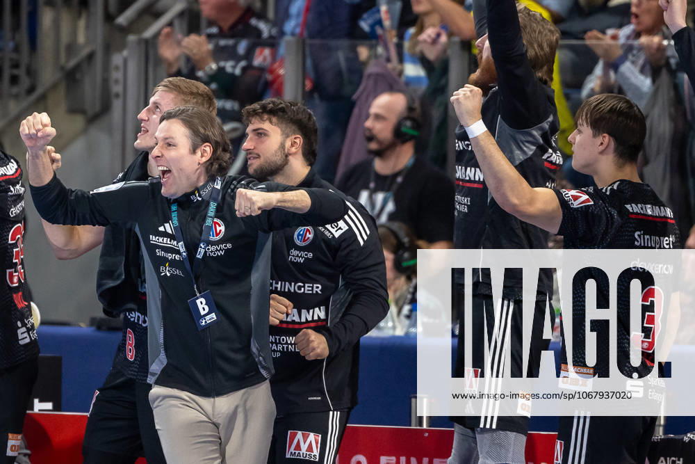 Cheers for Johannes Sellin HC Erlangen, Head Coach and the Erlangen bench Lars Genz HC Erlangen, 03 HC Erlangen vs HSG Wetzlar, Handball, 1 Handball Bundesliga, Season 2025 2026, Matchday 9, 18 10 2025 HC Erlangen vs HSG Wetzlar, Handball, 1 Handball Bundesliga, Season 2025 2026, Matchday 9, 18 10 2025 Nuremberg