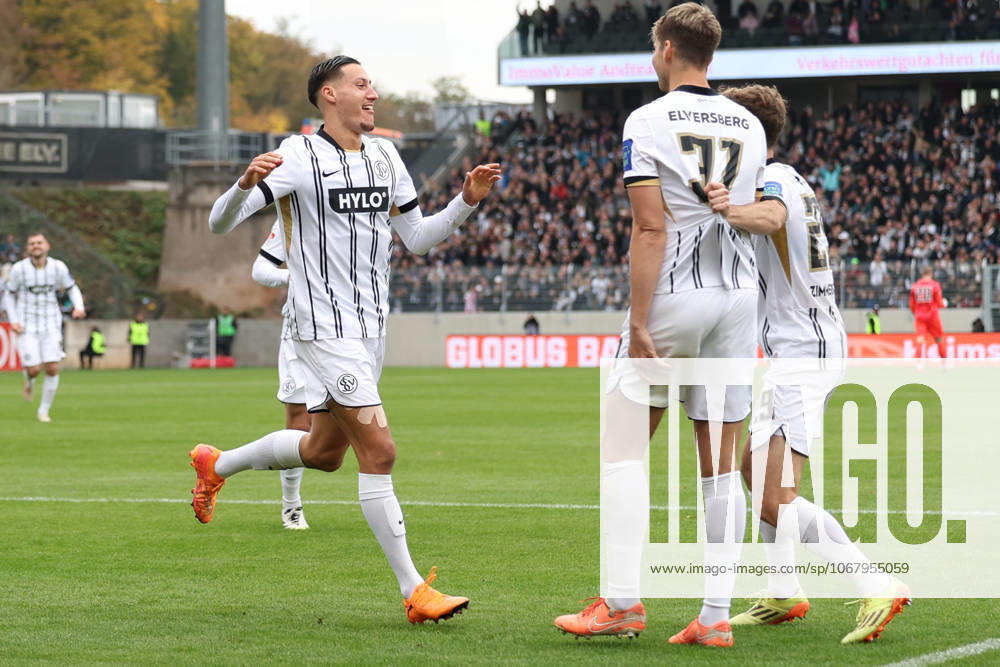 Fußball 2 Bundesliga, SV Elversberg SpVgg Greuther Fuerth v l Torjubel nach dem Tor zum celebrating the goal celebrate 2 0 durch Younes Ebnoutalib SV 07 Elversberg Elversberg