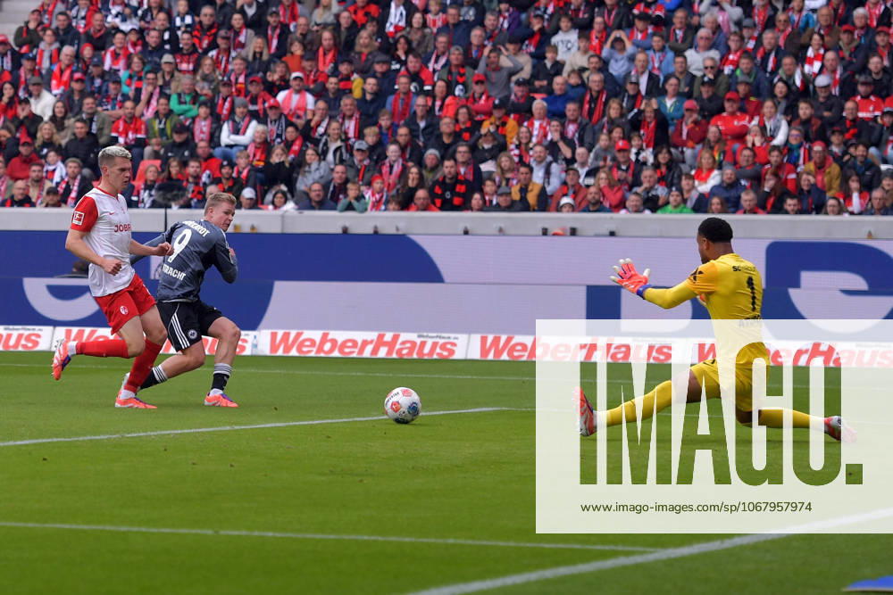 Fussball 1 Bundesliga, SC Freiburg Eintracht Frankfurt v l Jonathan Jonny Burkardt Eintracht Frankfurt Torschuetze, erzielt das Tor, Treffer, scores the goal 1 1 Noah Atubolu SC Freiburg Freiburg