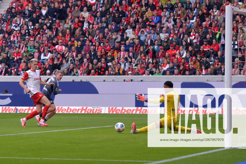 Fussball 1 Bundesliga, SC Freiburg Eintracht Frankfurt v l Jonathan Jonny Burkardt Eintracht Frankfurt Torschuetze, erzielt das Tor, Treffer, scores the goal 1 1 Noah Atubolu SC Freiburg Freiburg