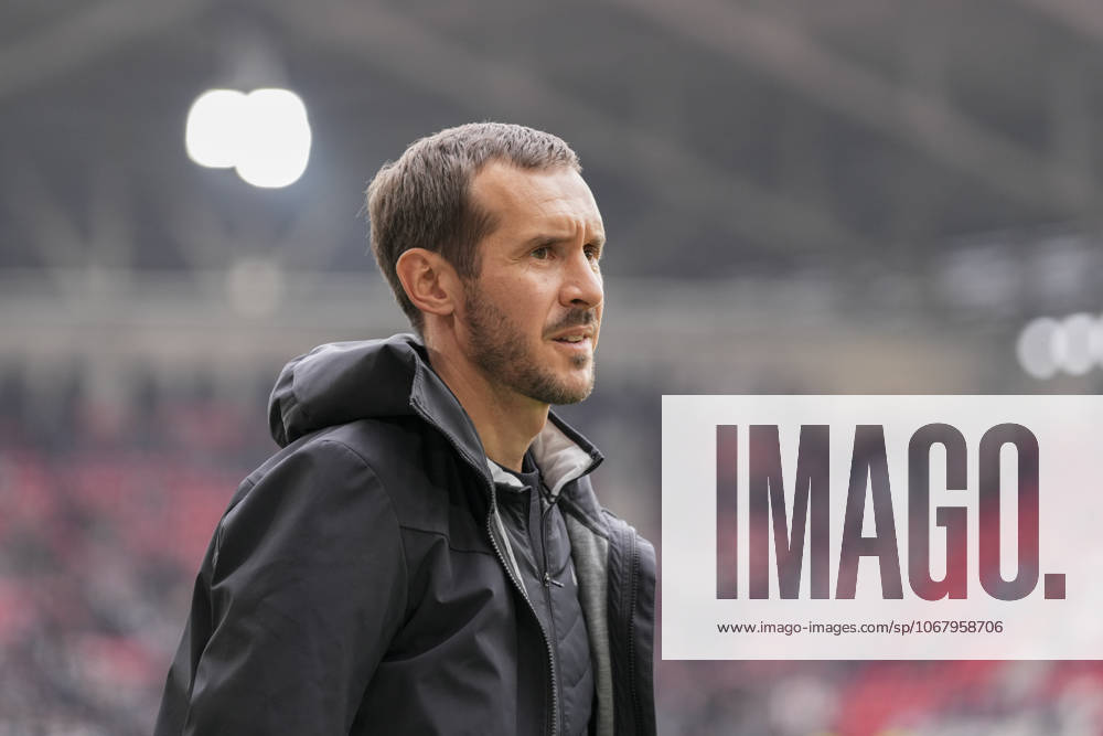 Julian Schuster SC Freiburg, Coach , Germany, Soccer, 1 Bundesliga, Matchday 7, 2025 2026, SC Freiburg vs Eintracht Frankfurt, 19 10 2025, Europa Park Stadion, Freiburg, Germany DFL REGULATIONS PROHIBIT ANY USE OF PHOTOGRAPHS AS IMAGE SEQUENCES AND OR QUASI VIDEO Freiburg Europa Park Stadion Baden Württemberg Germany