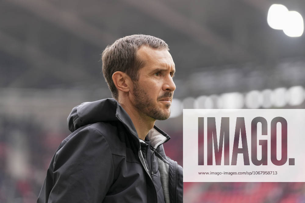 Julian Schuster SC Freiburg, Coach , Germany, Soccer, 1 Bundesliga, Matchday 7, 2025 2026, SC Freiburg vs Eintracht Frankfurt, 19 10 2025, Europa Park Stadion, Freiburg, Germany DFL REGULATIONS PROHIBIT ANY USE OF PHOTOGRAPHS AS IMAGE SEQUENCES AND OR QUASI VIDEO Freiburg Europa Park Stadion Baden Württemberg Germany