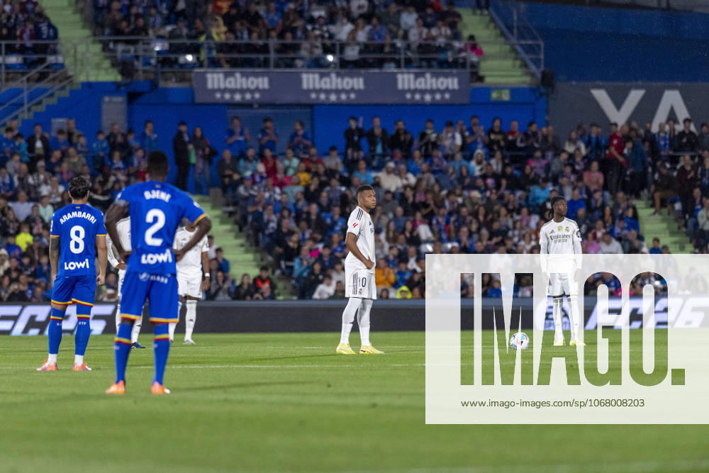Players from both teams stopped playing for 10 seconds to protest during the match belonging to the 25 26 season of La Liga EA soccer â€oe GETAFE CF vs. REAL MADRID CF †held on October 19, 2025, at the Coliseum Stadiumo, Madrid, Spain. Madrid Spain - ZUMAc312 20251020_zsp_c312_028