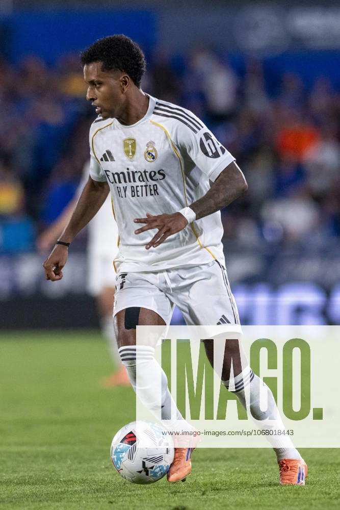 RODRYGO GOES of Real Madrid CF controls the ball during the match belonging to the 25 26 season of La Liga EA soccer Ã¢â‚¬oe GETAFE CF vs. REAL MADRID CF Ã¢â‚¬Â held on October 19, 2025, at the Coliseum Stadiumo, Madrid, Spain. Madrid Spain - ZUMAc312 20251020_zsp_c312_150