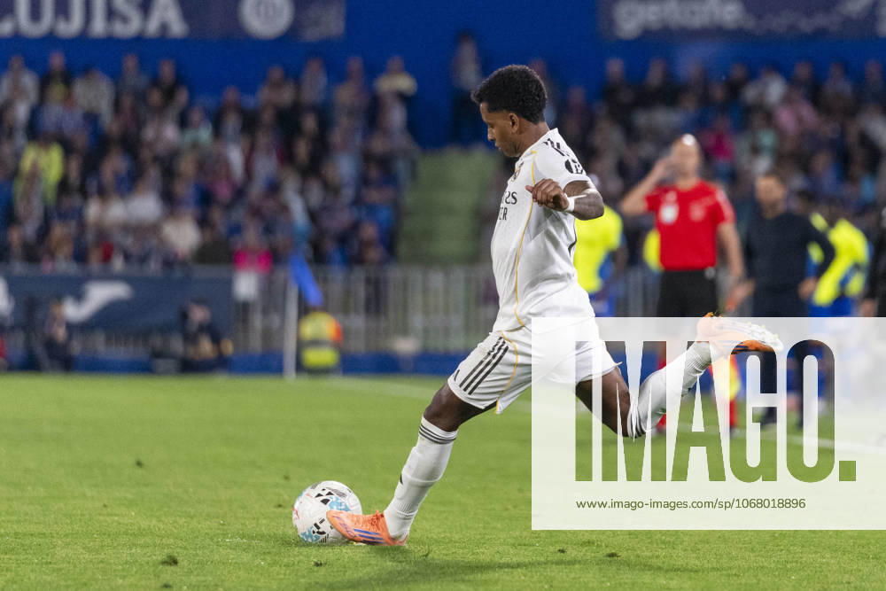 RODRYGO GOES of Real Madrid CF pases the ball during the match belonging to the 25 26 season of La Liga EA soccer Ã¢â‚¬oe GETAFE CF vs. REAL MADRID CF Ã¢â‚¬Â held on October 19, 2025, at the Coliseum Stadiumo, Madrid, Spain. Madrid Spain - ZUMAc312 20251020_zsp_c312_168