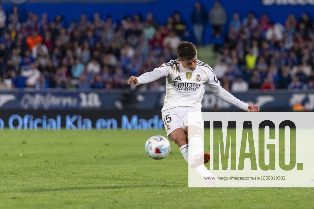 ARDA GULER of Real Madrid CF pases the ball during the match belonging to the 25 26 season of La Liga EA soccer â€oe GETAFE CF vs. REAL MADRID CF †held on October 19, 2025, at the Coliseum Stadiumo, Madrid, Spain. Madrid Spain - ZUMAc312 20251019_zsp_c312_221