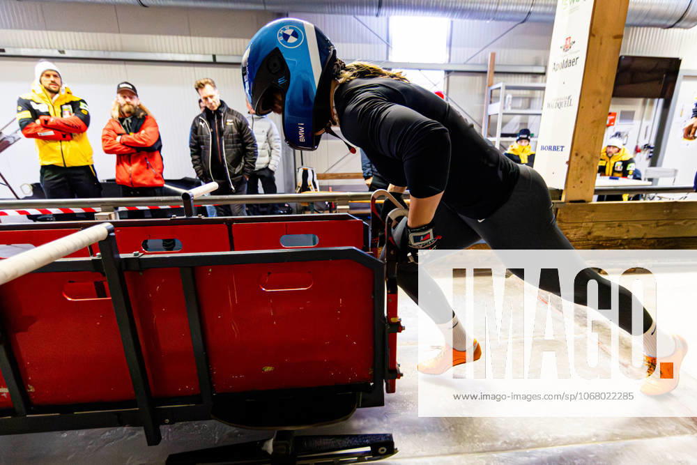 GER, Bobsleigh, Season 25 26, Women, Central performance test in bobsleigh push test Sydney Hollering Traditionally, the best German bobsleigh pilots and their pushers met in Oberhof for a test of strength 98559 Oberhof LOTTO Thüringen EISARENA Oberho Thüringen Germany