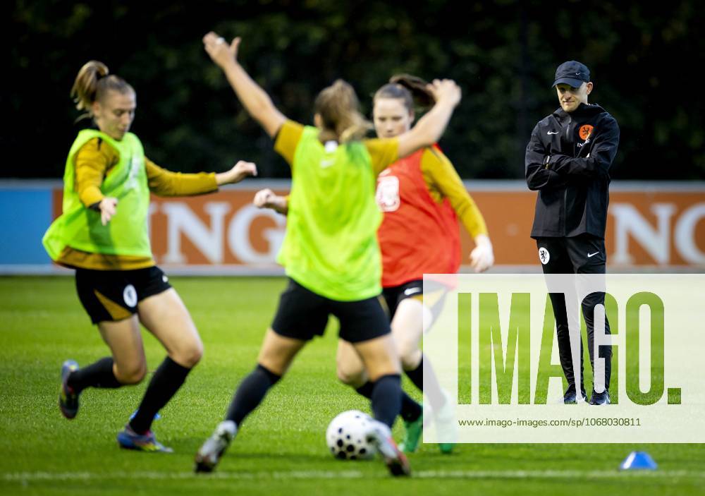 ZEIST - National coach Arjan Veurink during the Dutch women s national football team s training session. The Dutch women are preparing for the friendly against Poland. ANP KOEN VAN WEEL ANPxSportx IVx 539795224 originalFilename: 539795224
