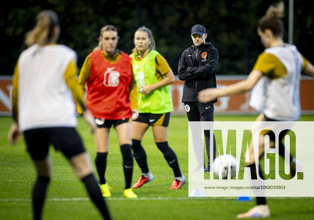 ZEIST - National coach Arjan Veurink during the Dutch women s national football team s training session. The Dutch women are preparing for the friendly against Poland. ANP KOEN VAN WEEL ANPxSportx IVx 539795444 originalFilename: 539795444