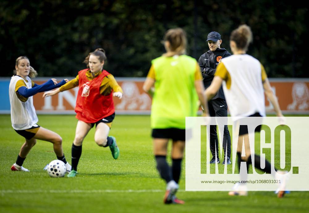 ZEIST - National coach Arjan Veurink during the Dutch women s national football team s training session. The Dutch women are preparing for the friendly against Poland. ANP KOEN VAN WEEL ANPxSportx IVx 539797310 originalFilename: 539797310