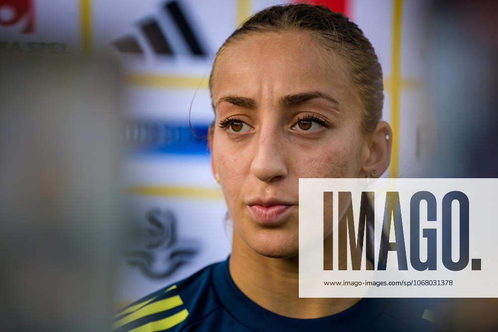 Rosa Kafaji of the Swedish women s national football team is interviewed by the media after a training session on October 20, 2025 in Benahavis Photo Ludvig Thunman BILDBYRAN code LT LT0731 fotboll football soccer fotball träning practice training sverige sweden dam bbeng