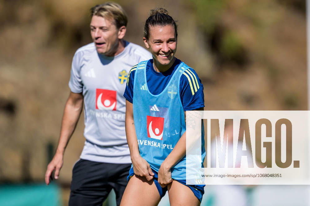 Head coach Tony Gustavsson and Julia Zigiotti Olme during a training session with the Swedish women s national football team on October 21, 2025 in Benahavis Photo Ludvig Thunman BILDBYRAN code LT LT0732 fotboll football soccer fotball träning practice training sverige sweden dam bbeng