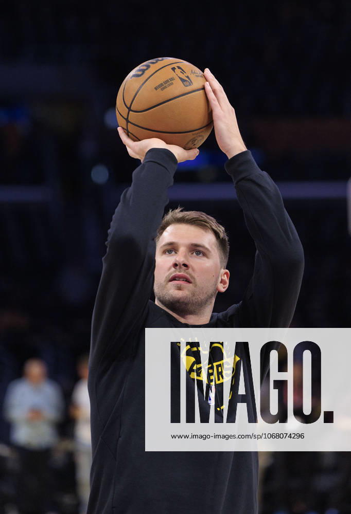 Luka Doncic 77 of the Los Angeles Lakers during warmups prior to their regular season NBA, Basketball Herren, USA game against the Golden State Warriors on Tuesday October 21, 2025 at Crypto.com Arena in Los Angeles, California. JAVIER ROJAS PI Los Angeles USA - ZUMAp124 20251021_zaa_p124_015