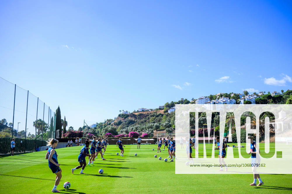 Players of the Swedish women s national football team warm up during a training session on October 22, 2025 in Benahavis Photo Ludvig Thunman BILDBYRAN code LT LT0733 fotboll football soccer fotball träning practice training sverige sweden dam bbeng