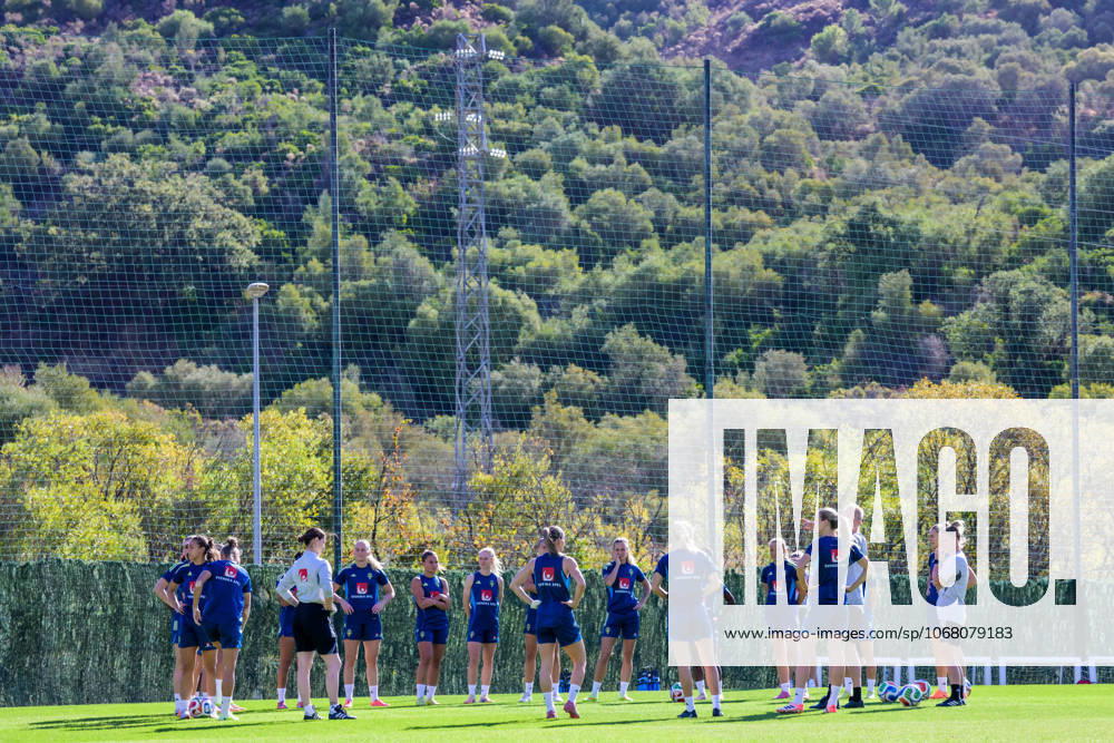 Players of the Swedish women s national football team gather ahead of a training session on October 22, 2025 in Benahavis Photo Ludvig Thunman BILDBYRAN code LT LT0733 fotboll football soccer fotball träning practice training sverige sweden dam bbeng