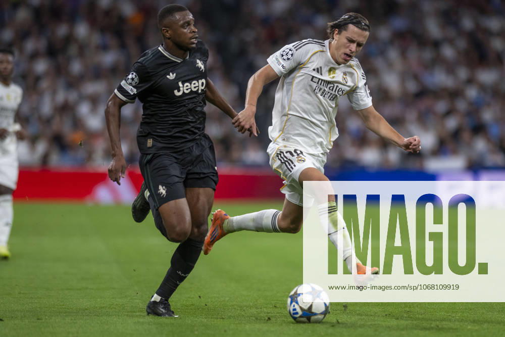 ALVARO CARRERAS of Real Madrid CF and PIERRE KALULU of Juventus de Turin in action during the match on the third day of the group stage of the 2025 26 UEFA Champions League between REAL MADRID C.F. vs JUVENTUS DE TURIN, played at the Santiago Bernabeu Stadium on October 22, 2025, in Madrid, Spain. Madrid Spain - ZUMAc312 20251023_zsp_c312_043