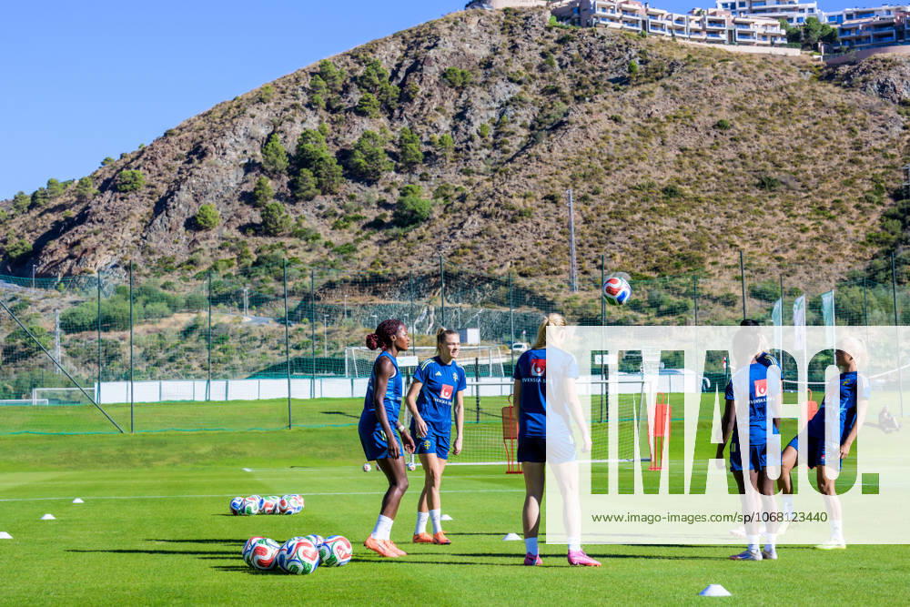 Players of the Swedish women s national football team at a training session on October 23, 2025 in Benahavis Photo Ludvig Thunman BILDBYRAN code LT LT0734 fotboll football soccer fotball träning practice training sverige sweden dam bbeng