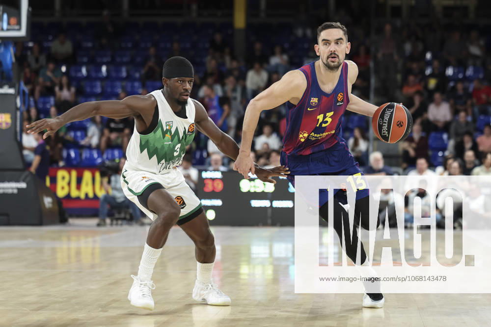 Tomas Satoransky of FC Barcelona, Barca and Sylvain Francisco of Zalgiris Kaunas in action during the Turkish Airlines Euroleague 2025 26 League Phase MD6 match played between FC Barcelona and Zalgiris Kaunas at Palau Blaugrana on October 23, 2025 in Barcelona, Spain. Barcelona Spain - ZUMAa181 20251023_zaa_a181_121
