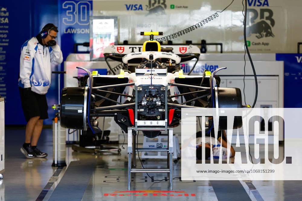 F1 - MEXICO CITY GRAND PRIX 2025 30 LAWSON Liam (nzl), Visa Cash App RB F1 Team VCARB02, in the garage, box, during the 2025 Formula 1 Mexico City Grand Prix, 20th round of the 2025 FIA Formula One World Championship, WM, Weltmeisterschaft from October 24 to 26, 2025 on the Autodromo Hermanos Rodriguez, in Mexico City, Mexico - Mexico CityMexico