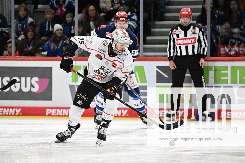 Samuel Dove Mcfalls Nuernberg Ice Tigers Schwenninger Wild Wings vs Nuernberg Ice Tigers, DEL, Main Round, Matchday 13, Season 2025 2026, 24 10 2025 Schwenninger Wild Wings vs Nuernberg Ice Tigers, DEL, Main Round, Matchday 13, Season 2025 2026, 24 10 2025 Schwenningen