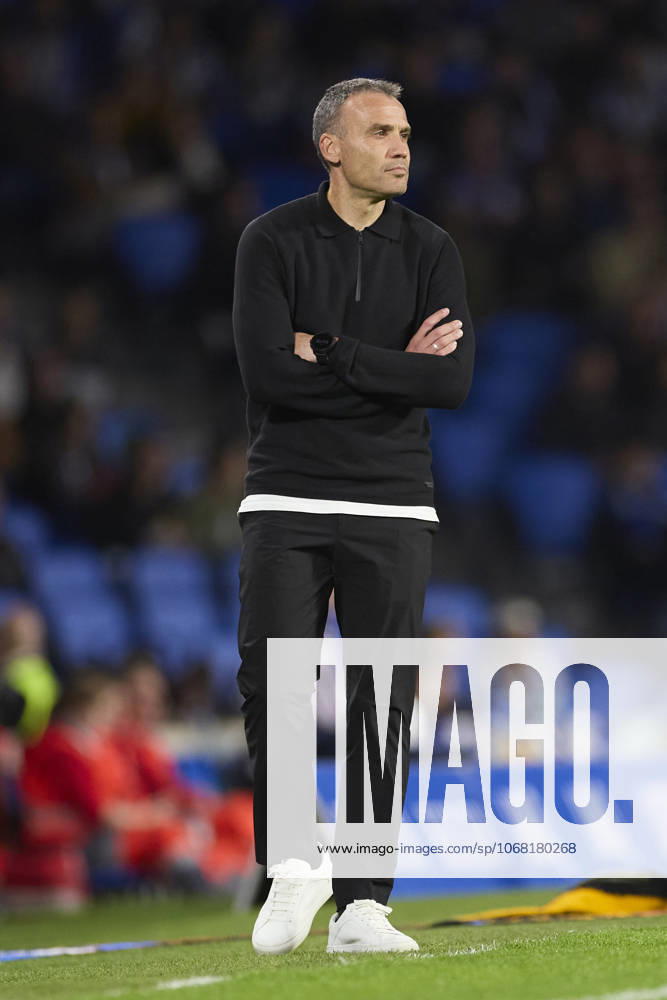 Sergio Francisco head coach of Real Sociedad looks on during the LaLiga EA Sports match between Real Sociedad and Sevilla FC at Anoeta on October 24, 2025, in San Sebastian, Spain. San Sebastian SPAIN - ZUMAa181 20251024_zaa_a181_059