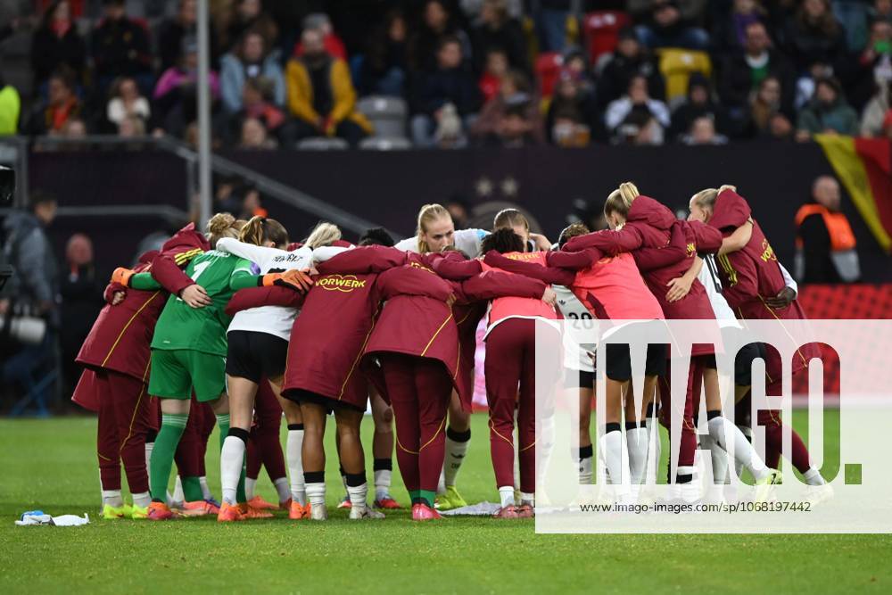 Germany team circle, motivation, conspiracy, UEFA Womens Nations League, semi-final, semi-final, womens international football match, Germany GER France FRA 1 0 on 24 10 2025 in Duesseldorf Germany Â