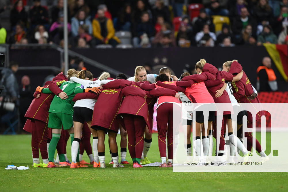Germany team circle, motivation, conspiracy, UEFA Womens Nations League, semi-final, semi-final, womens international football match, Germany GER France FRA 1 0 on 24 10 2025 in Duesseldorf Germany Â