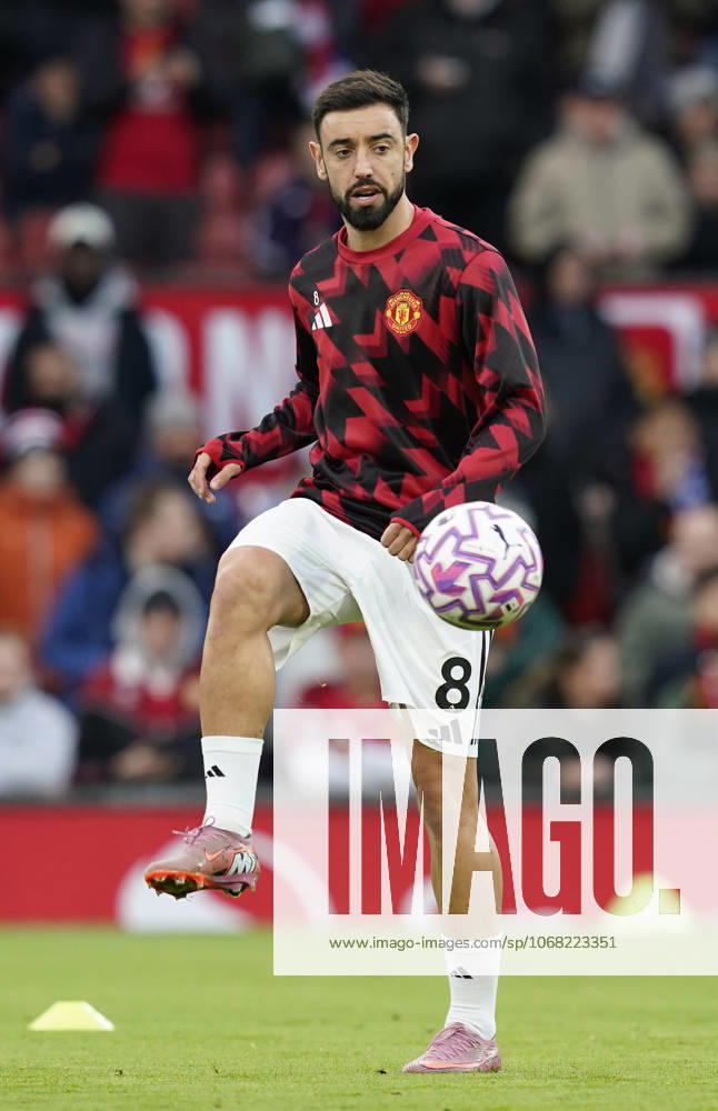 Manchester, England, 25th October 2025. Bruno Fernandes of Manchester United, ManU warms up on his 300th appearance before the Manchester United vs Brighton and Hove Albion Premier League match at Old Trafford, Manchester. Picture credit should read: Andrew Yates Sportimage . SPI_011_AY_Man_Utd_Brighton SPI-4237-0010